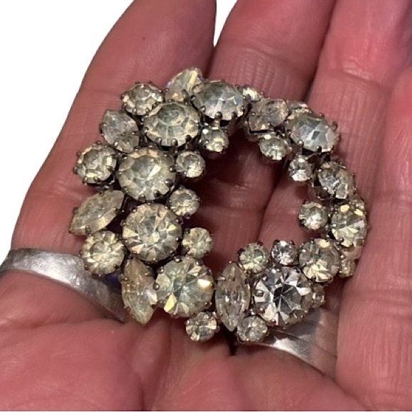 1940’s Vintage Rhinestone Bridal Wreath Brooch - Picture 3 of 9